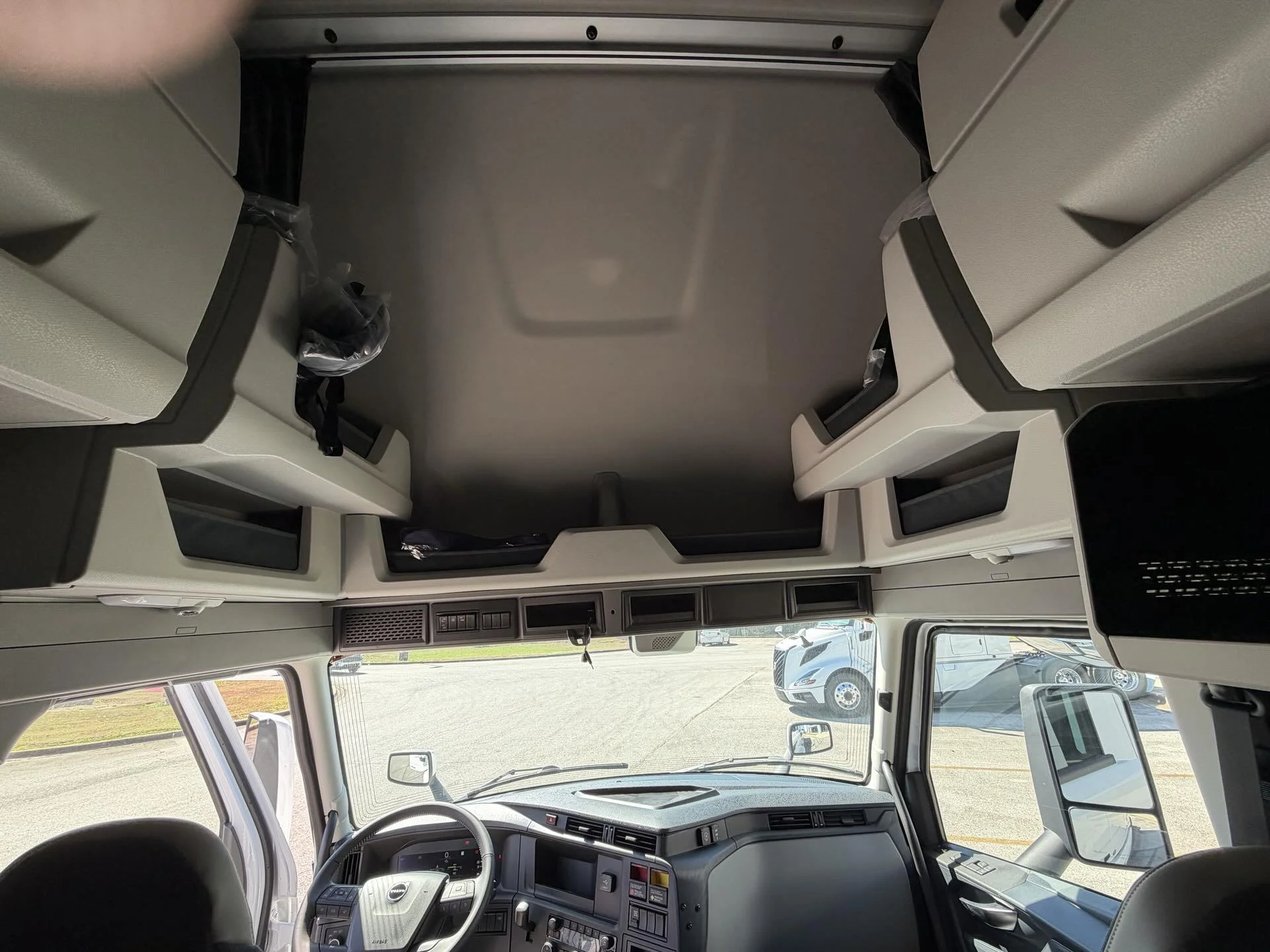 2026 Volvo VNL 860 - image 23