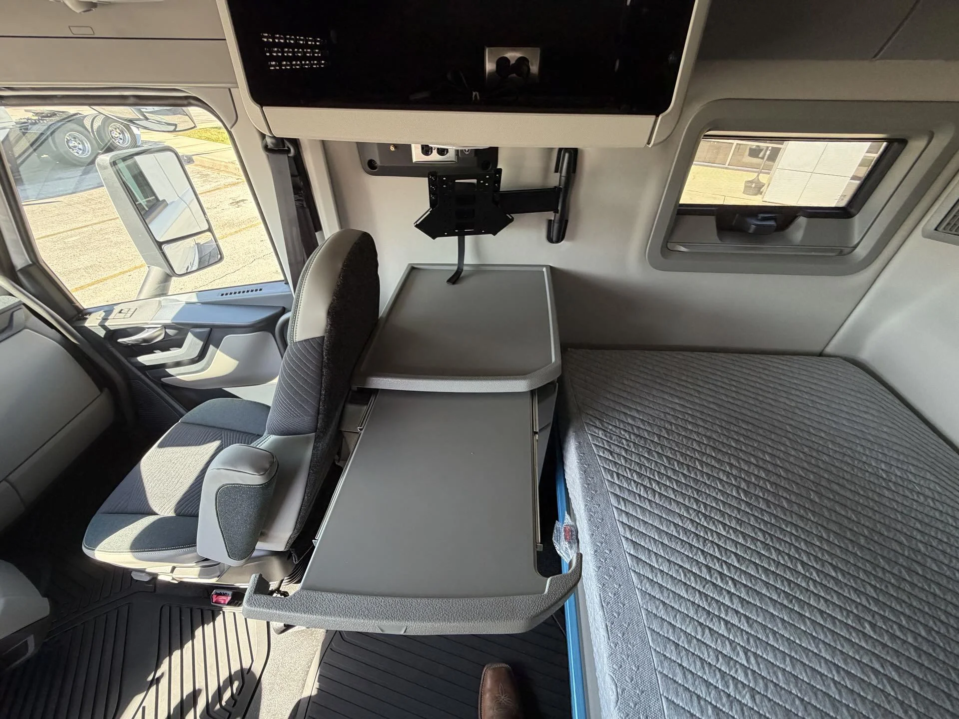 2026 Volvo VNL 860 - image 26