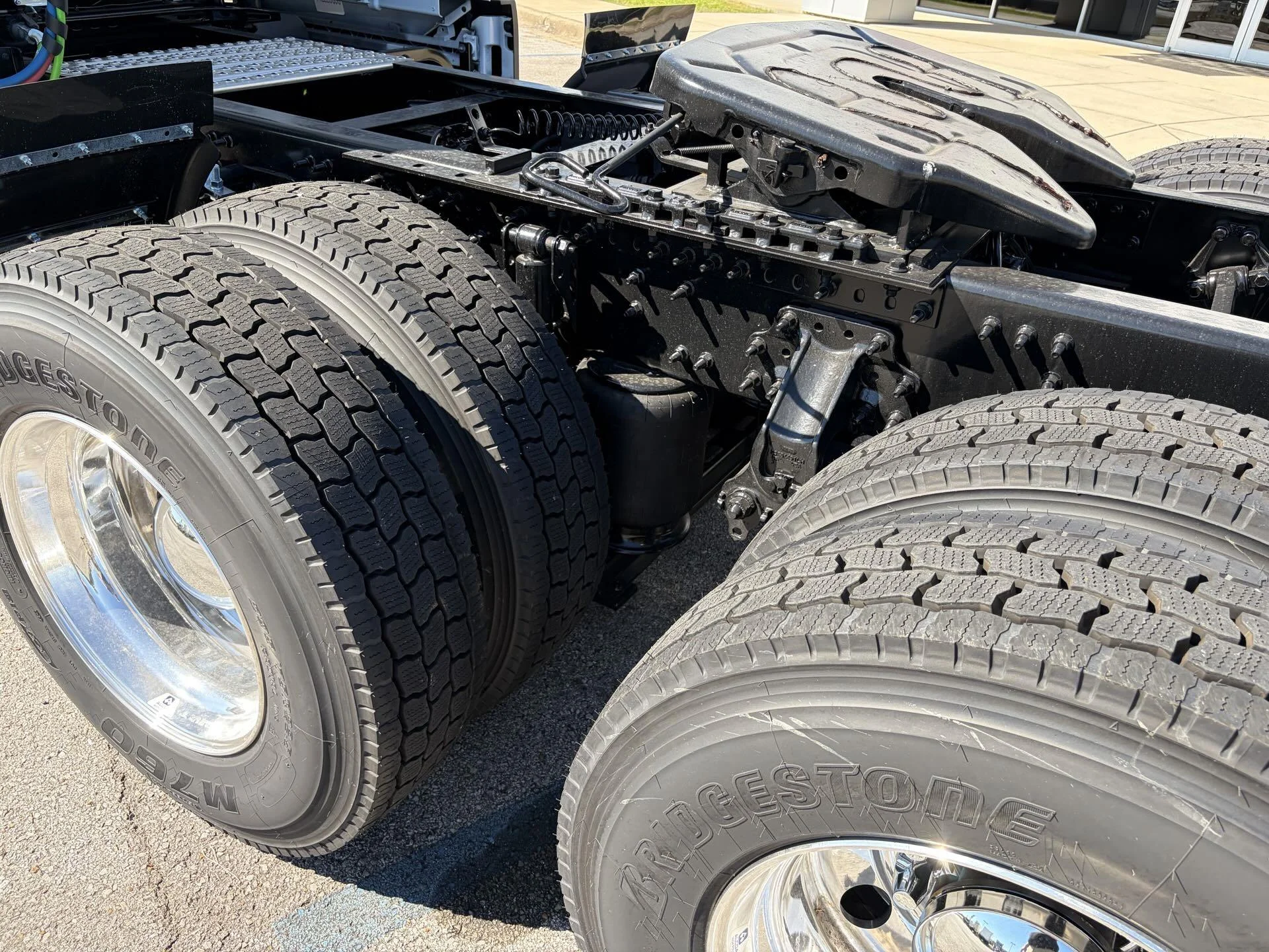 2026 Volvo VNL 860 - image 9