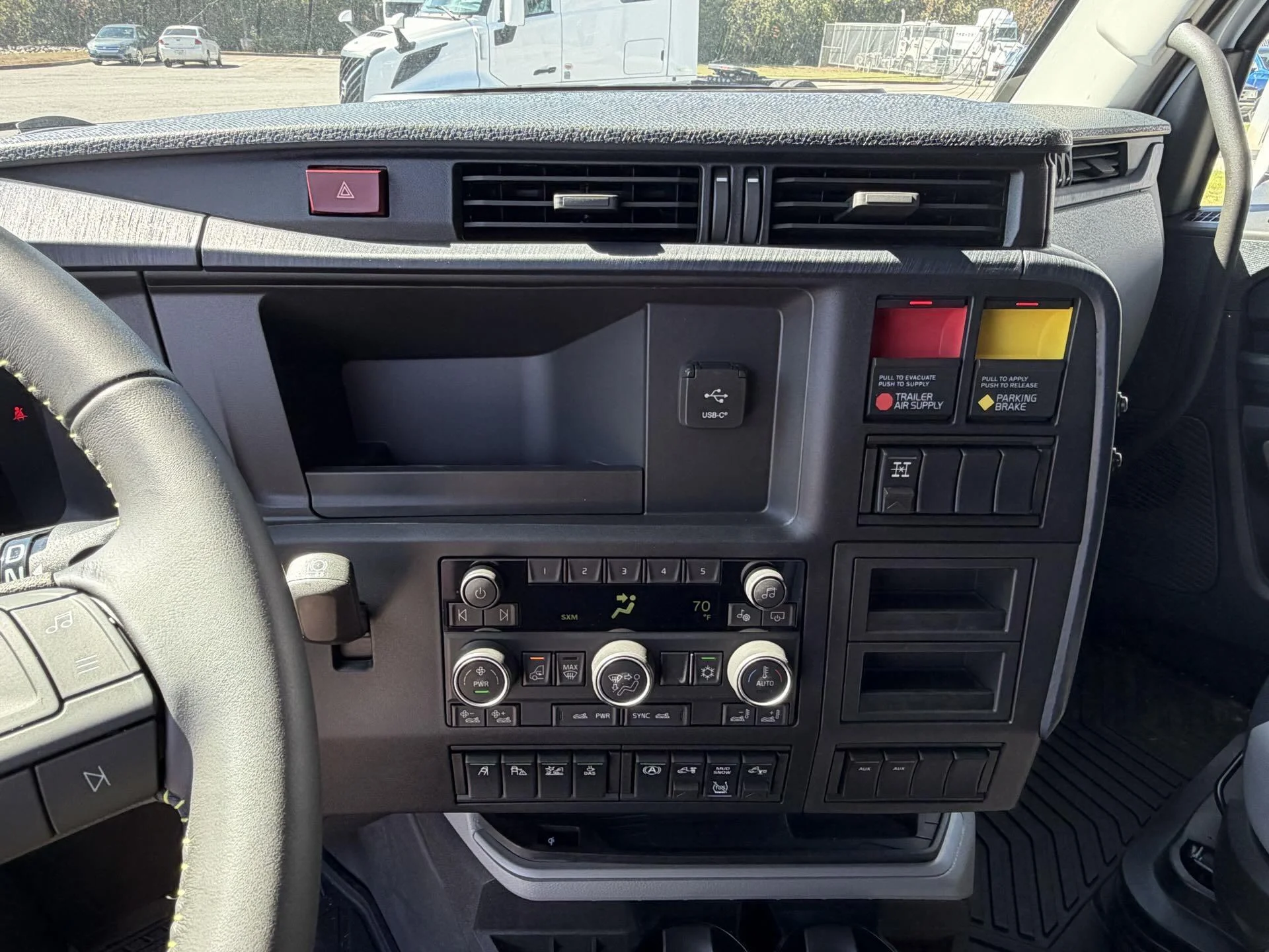 2026 Volvo VNL 860 - image 17