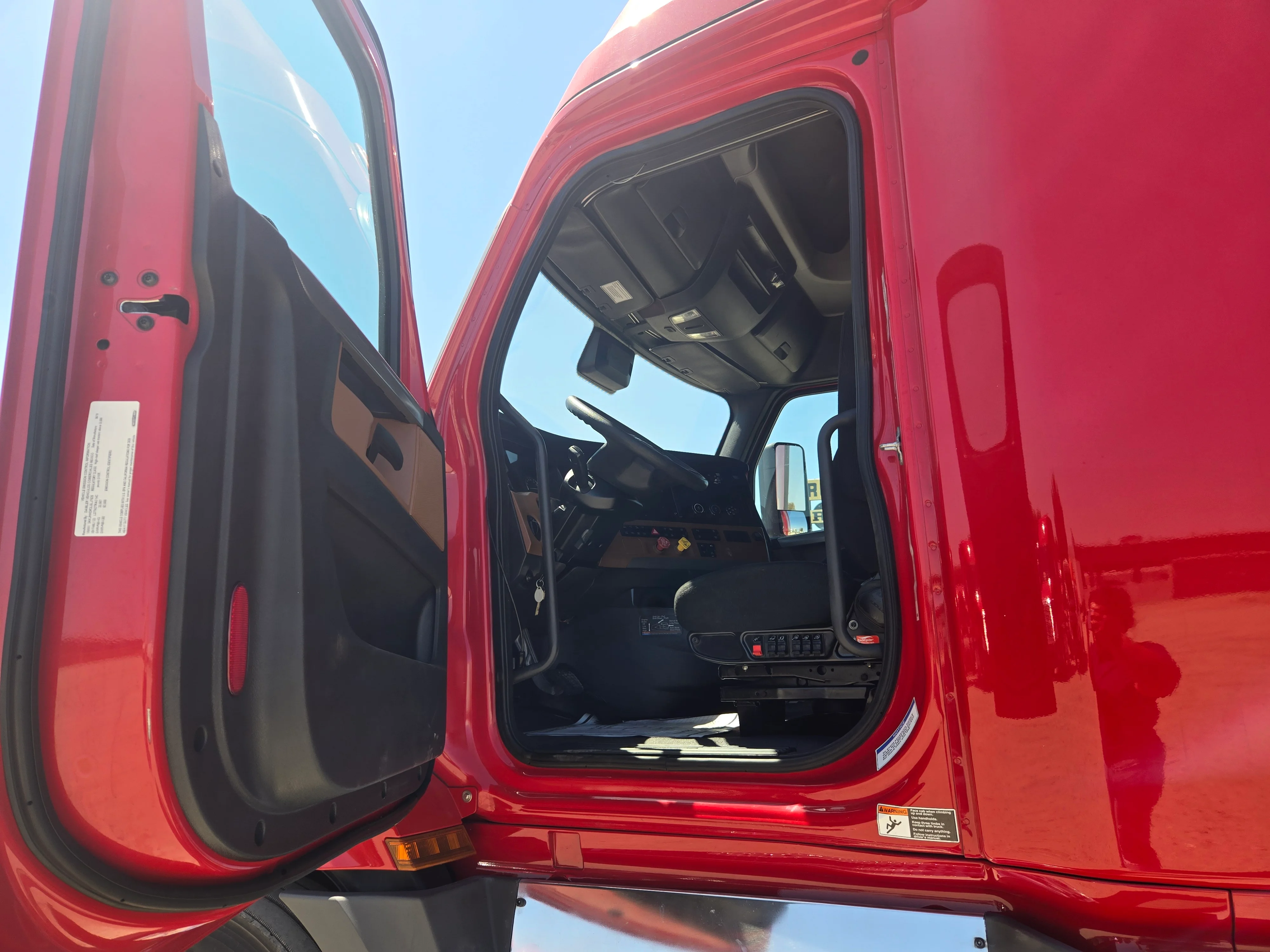 2020 Freightliner Cascadia in Fresno, CA — photo 9