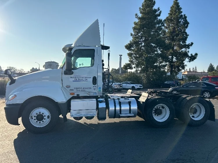 2020 International LT - image 4