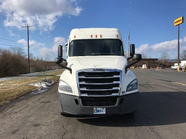 2019 Freightliner Cascadia - image 2