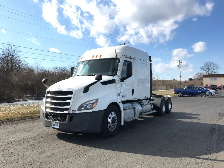 2019 Freightliner Cascadia - image 3