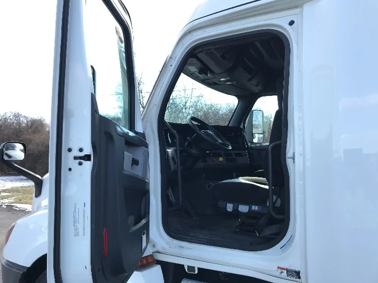 2019 Freightliner Cascadia - image 9
