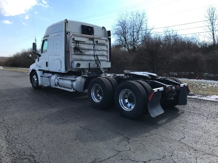 2019 Freightliner Cascadia - image 5