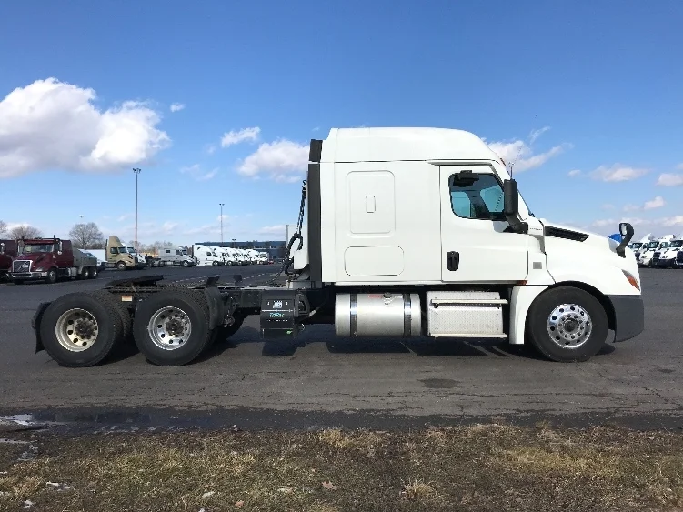 2019 Freightliner Cascadia - image 8