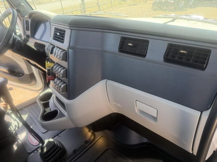 2027 Peterbilt 567 - image 9