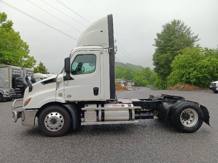 2020 Freightliner Cascadia in Cleveland, TN — photo 4