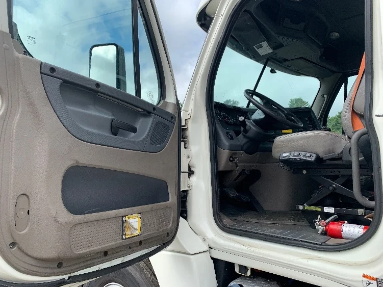 2019 Freightliner Cascadia - image 9