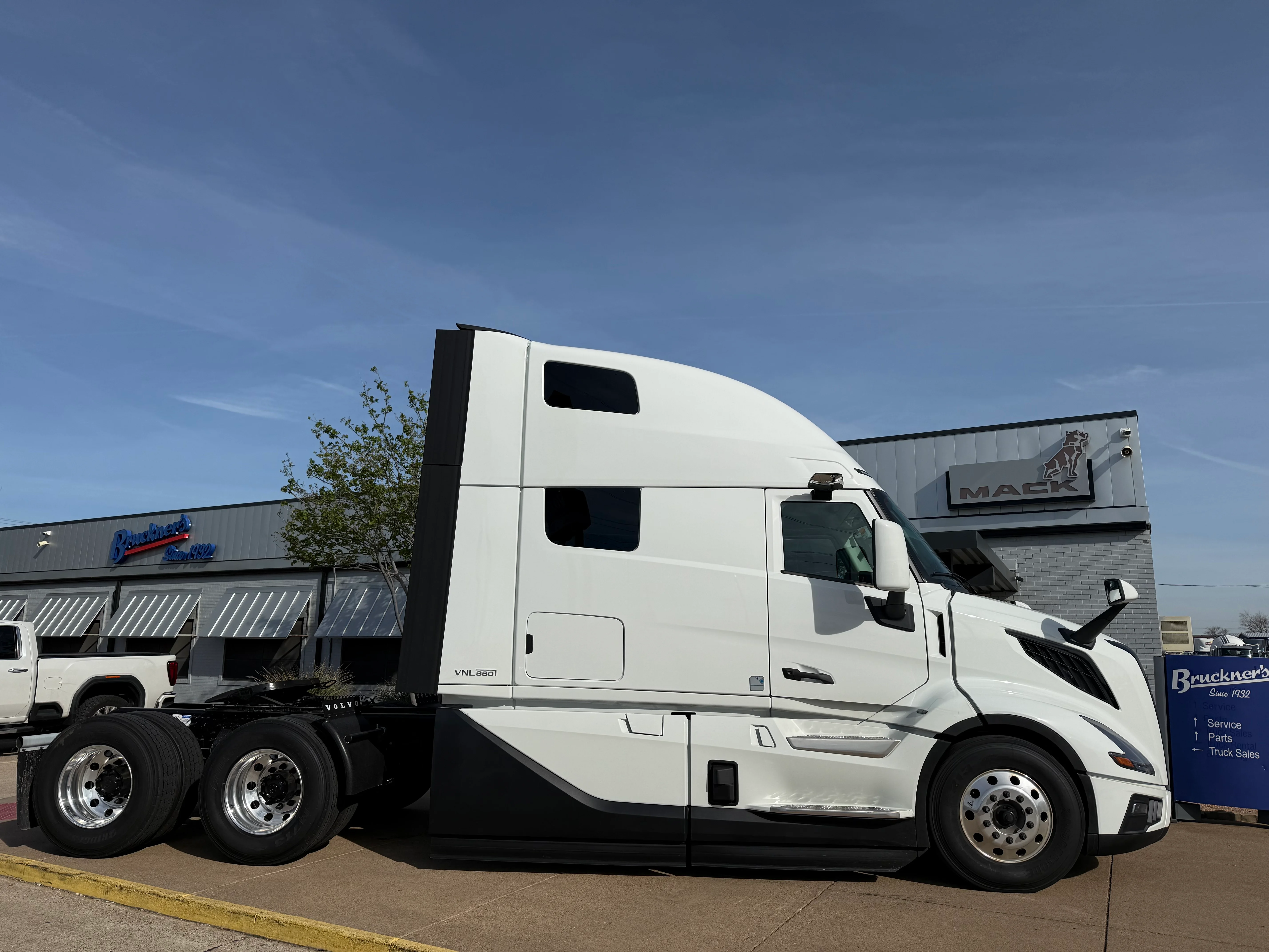 2027 Volvo VNL 860 in Dallas Irving Blvd, TX — photo 7