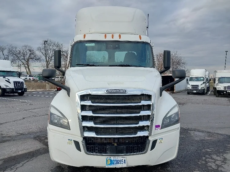 2022 Freightliner Cascadia - image 2
