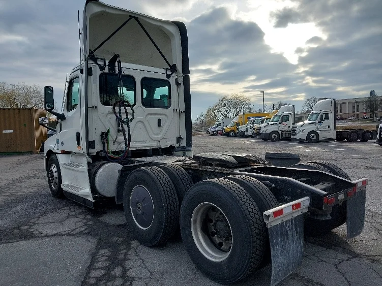2022 Freightliner Cascadia - image 5