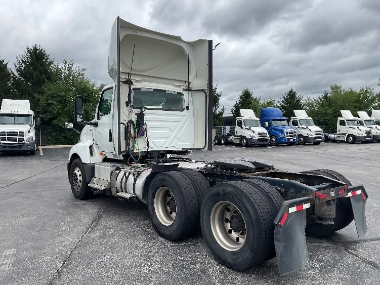 2020 International LT - image 5