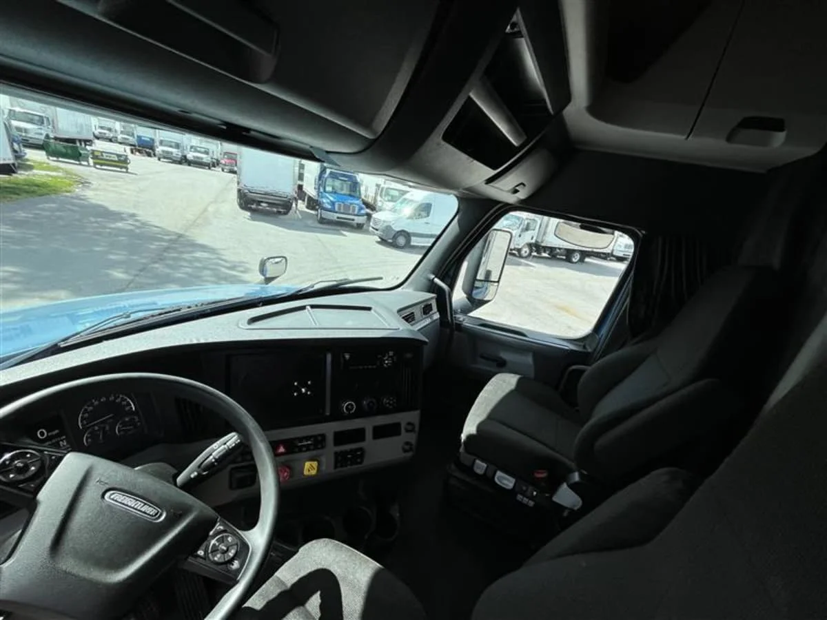 2020 Freightliner Cascadia in Beltsville, MD — photo 7