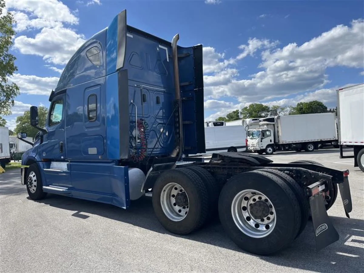 2020 Freightliner Cascadia in Beltsville, MD — photo 6