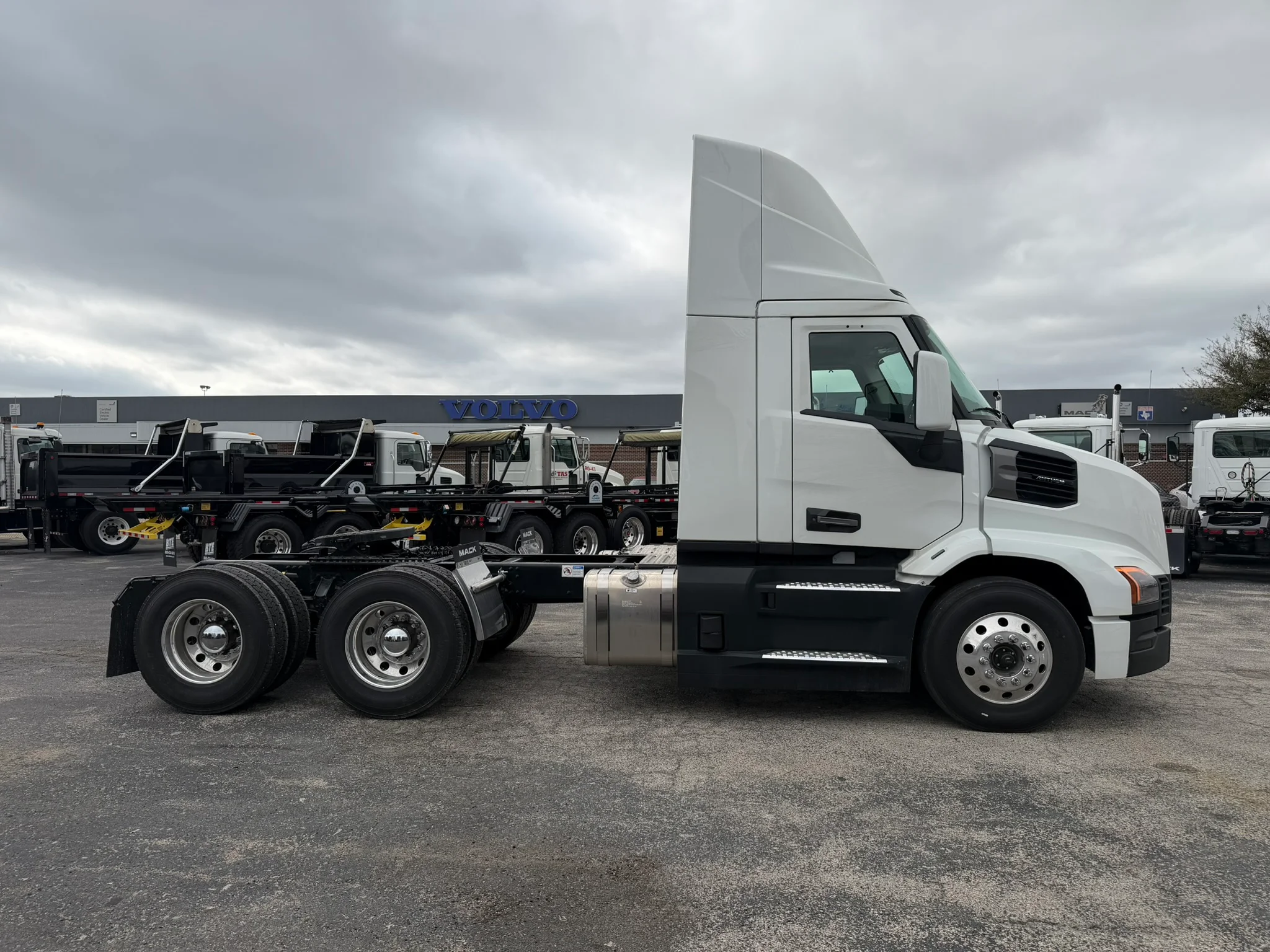 2027 Mack Anthem in Fort Worth, TX — photo 4