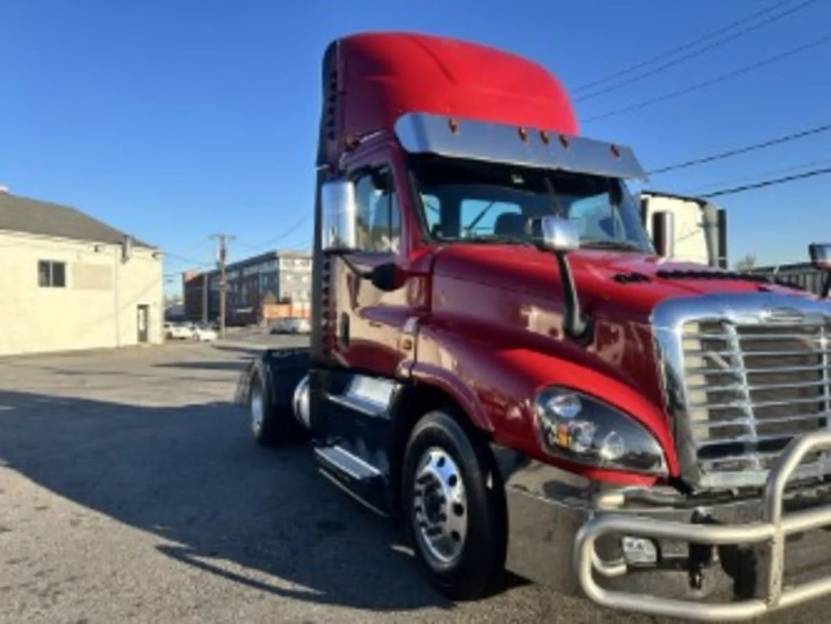 2019 Freightliner Cascadia in Kearny, NJ — photo 3
