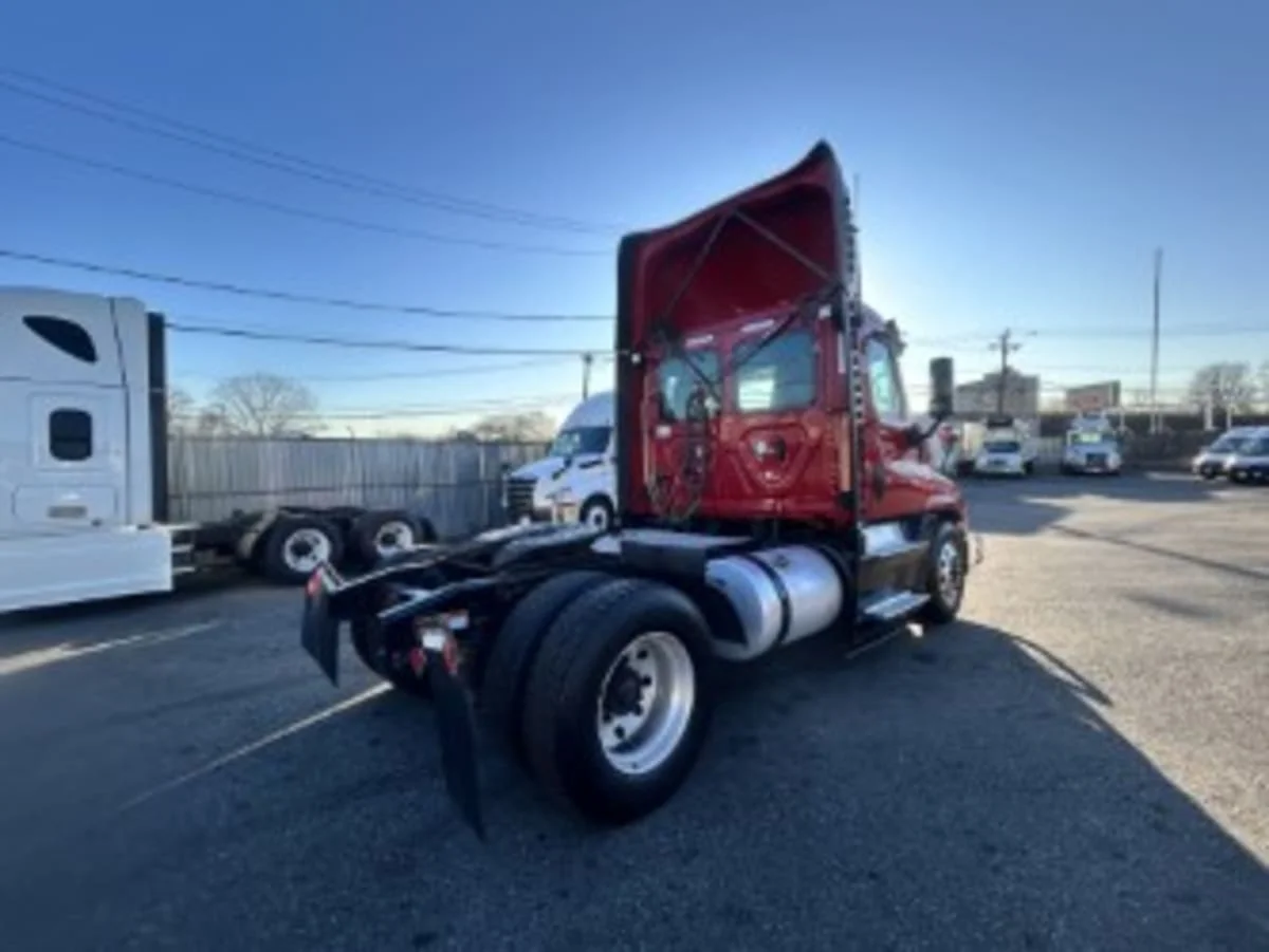 2019 Freightliner Cascadia in Kearny, NJ — photo 4
