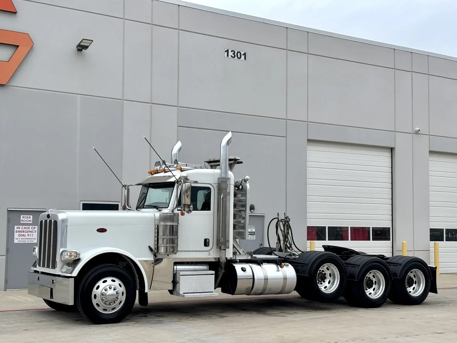 2023 Peterbilt 389 - image 2
