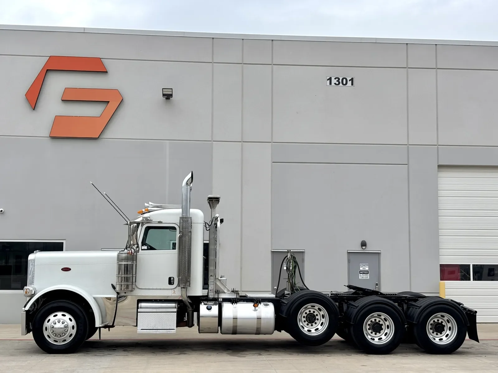 2023 Peterbilt 389 - image 4
