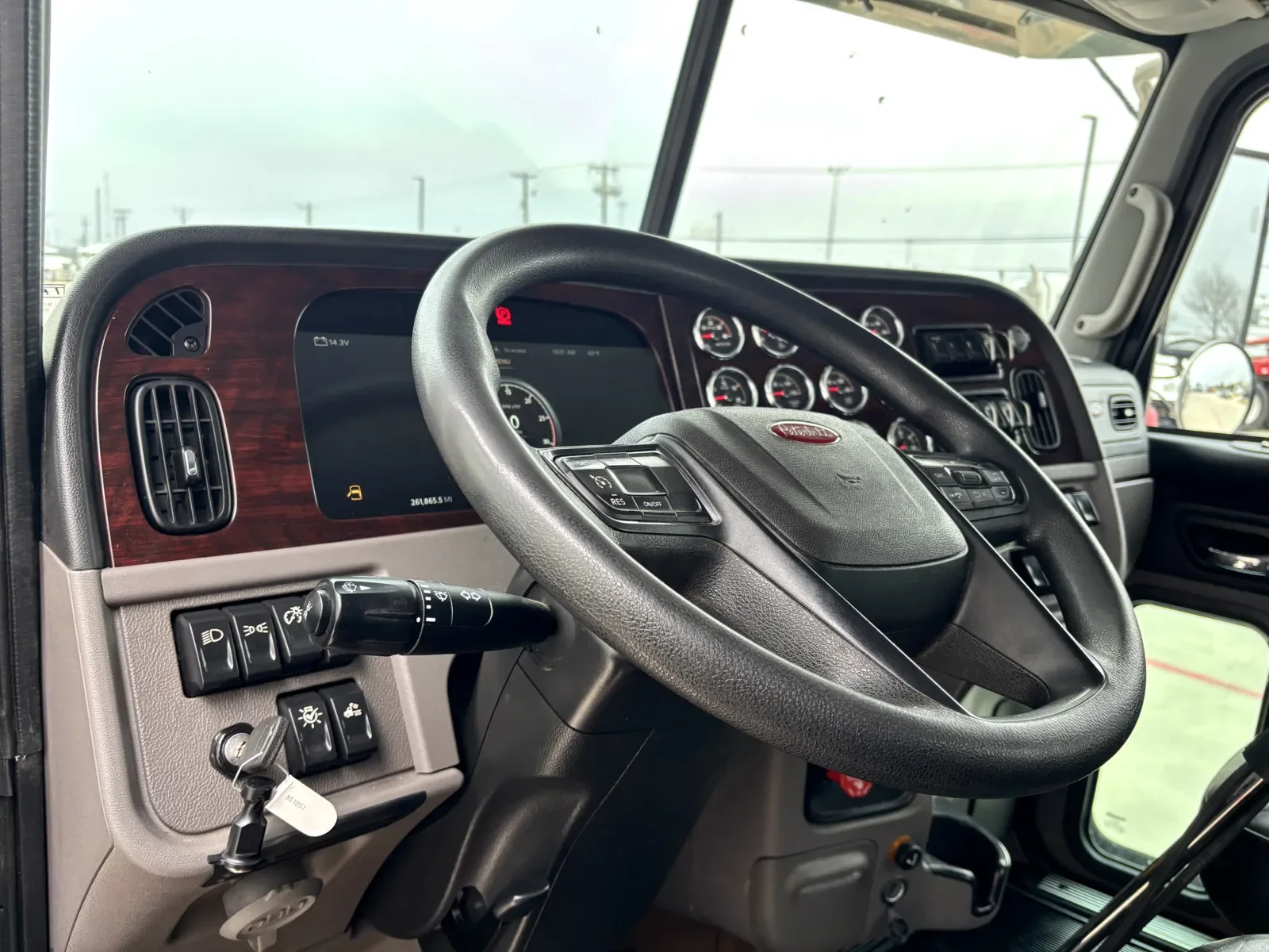 2023 Peterbilt 389 - image 15
