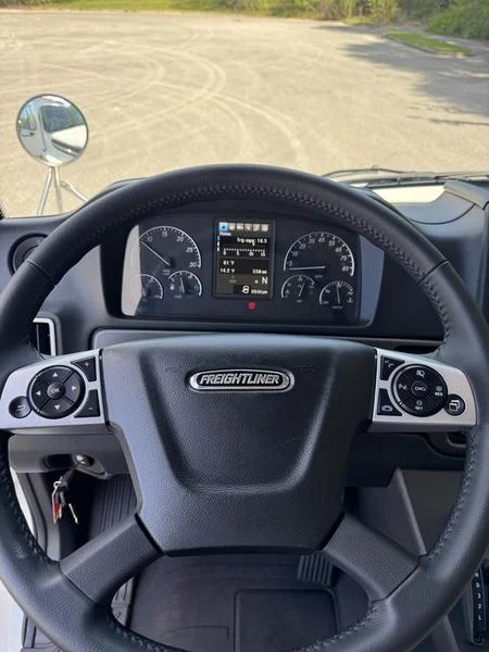 2027 Freightliner M2 106 — photo 11
