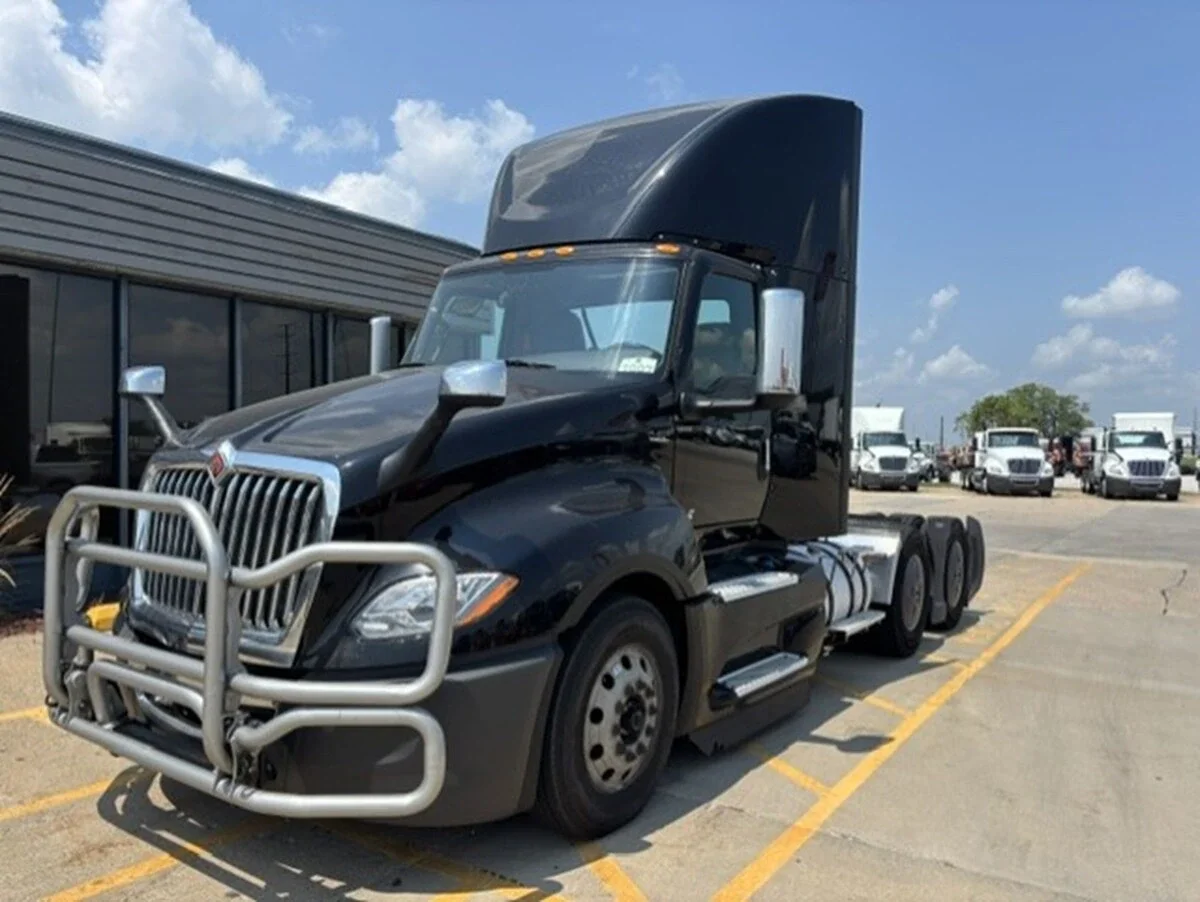 2022 International LT in Davenport, IA