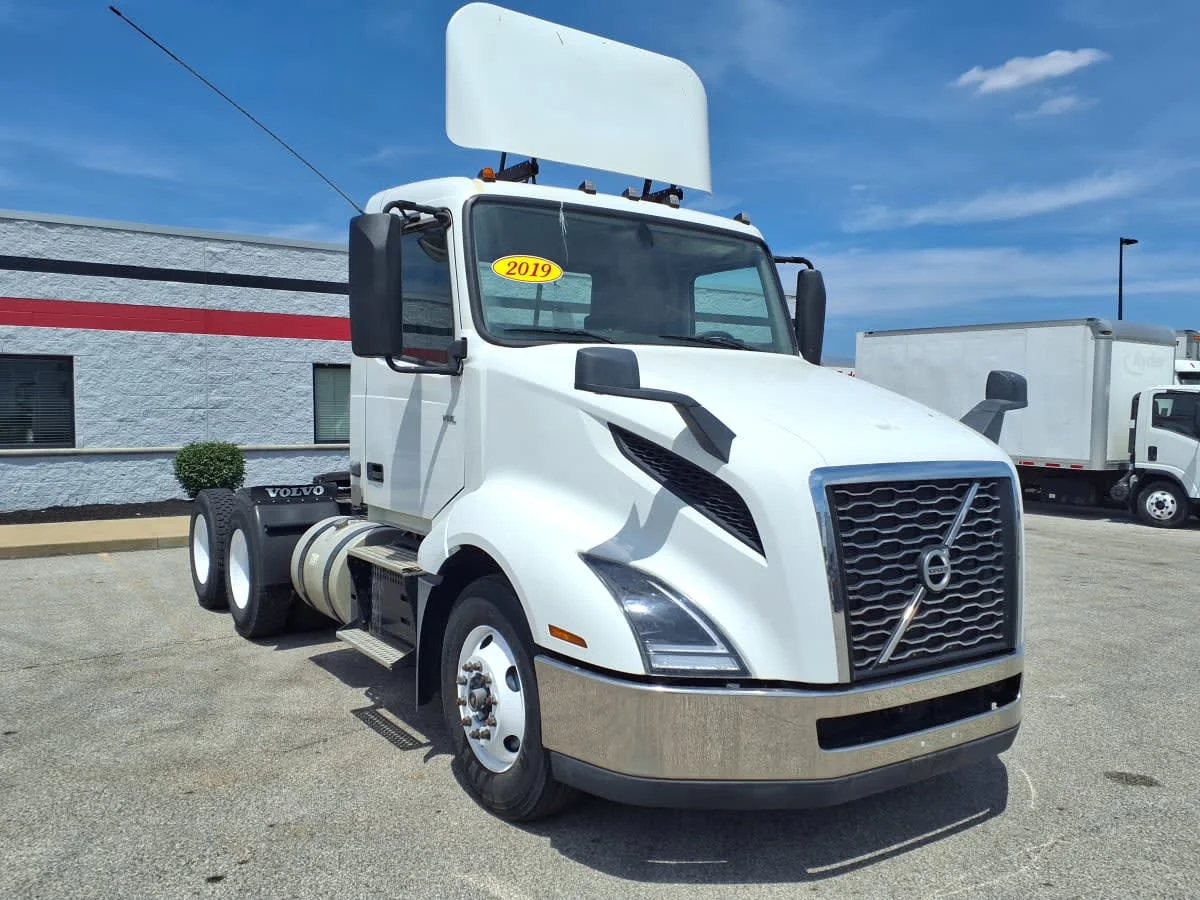 2019 Volvo VNL 860 in Cleveland, OH — photo 3