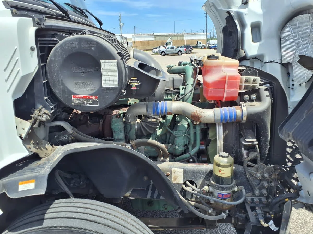 2019 Volvo VNL 860 in Cleveland, OH — photo 10