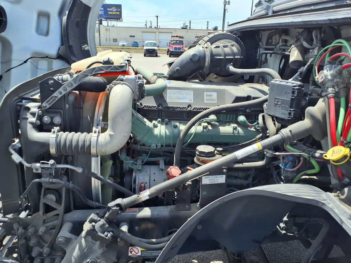 2019 Volvo VNL 860 in Cleveland, OH — photo 8