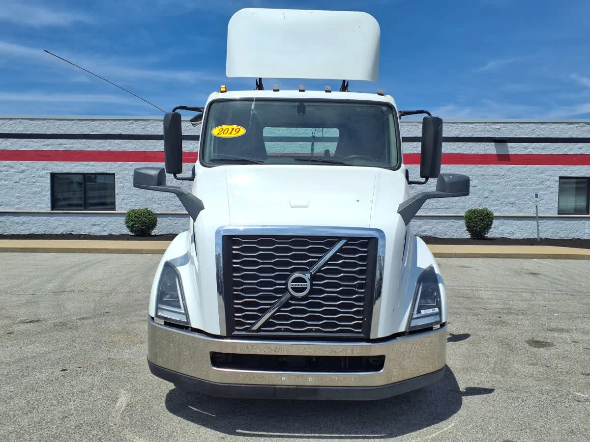2019 Volvo VNL 860 in Cleveland, OH — photo 2