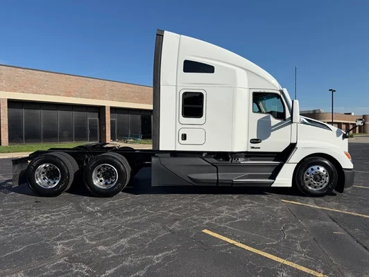2023 Kenworth T680 in Kansas City, MO — photo 2
