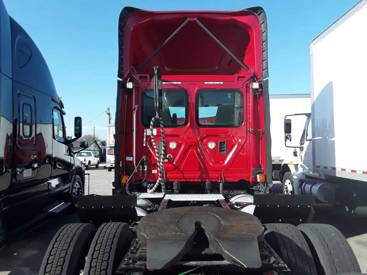 2017 Freightliner Cascadia - image 5