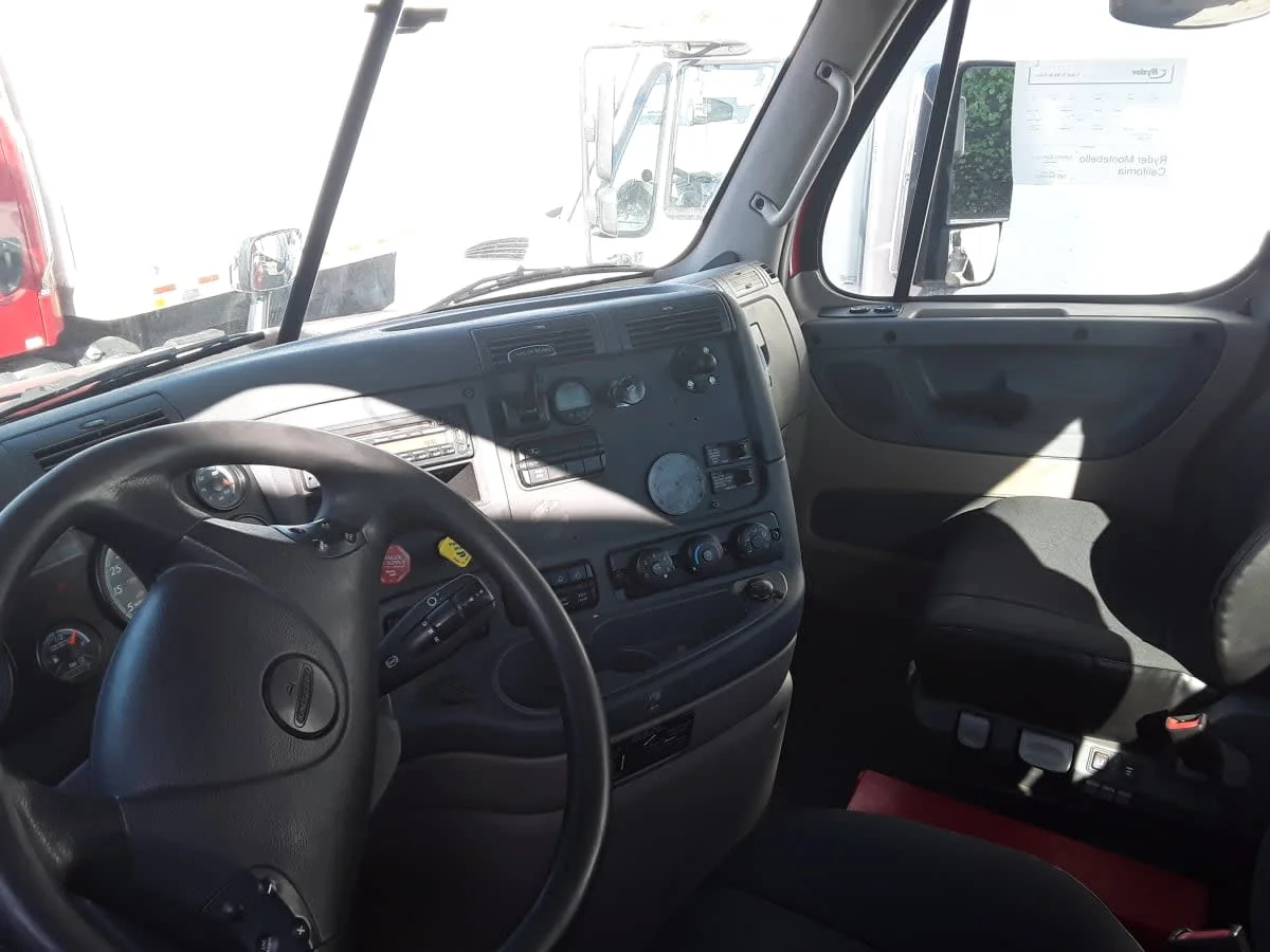 2017 Freightliner Cascadia - image 7