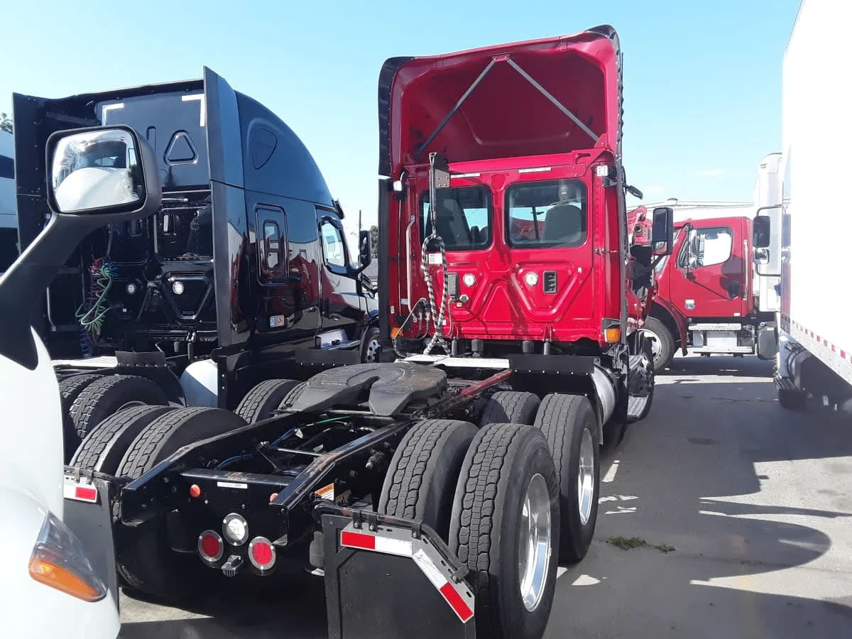 2017 Freightliner Cascadia - image 4