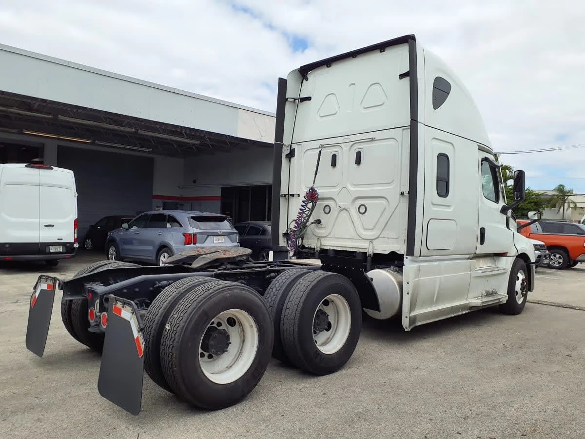 2023 Freightliner Cascadia - image 4