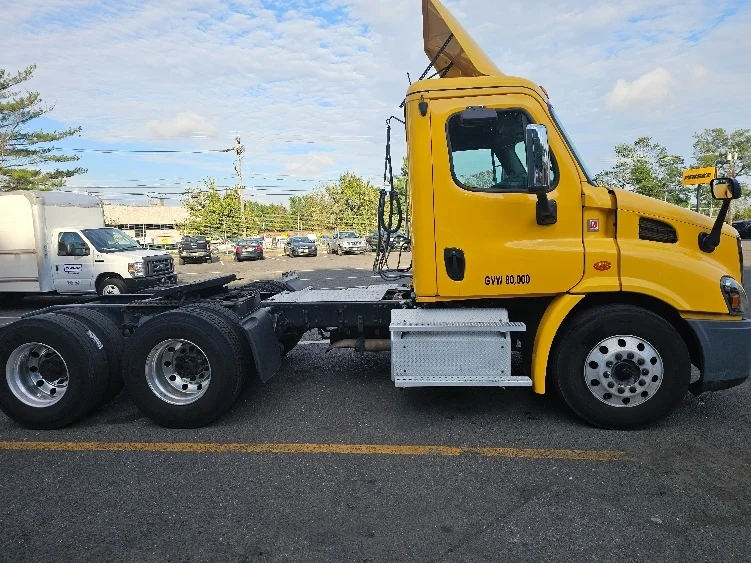 2019 Freightliner Cascadia in Linden, NJ — photo 8