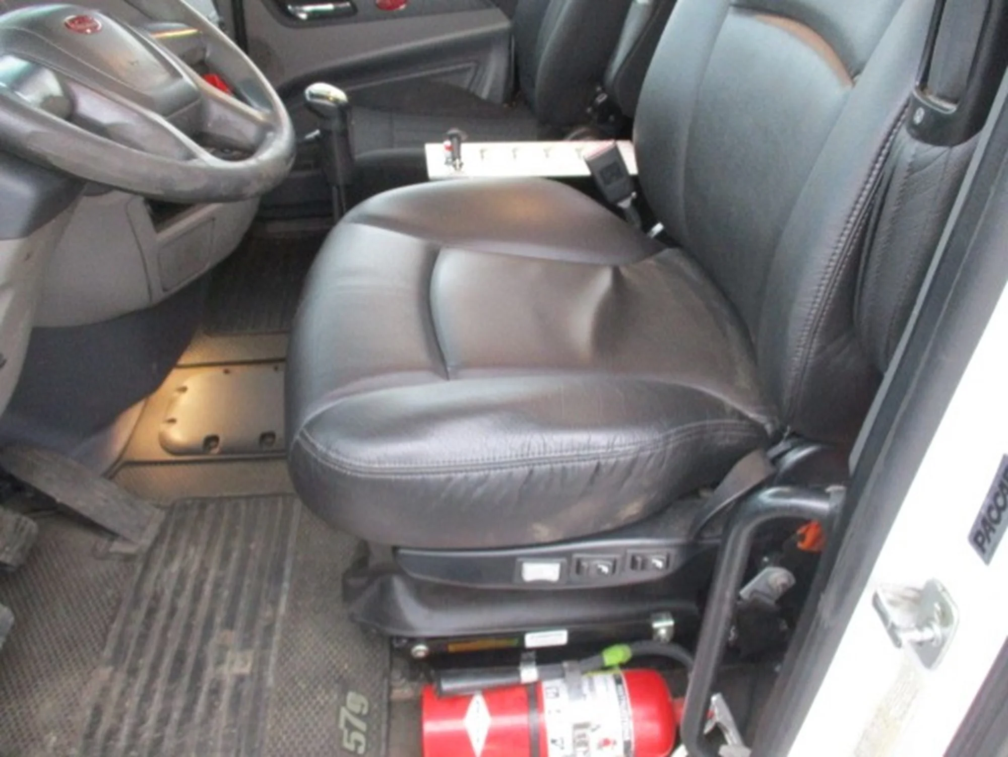 2016 Peterbilt 579 - image 5