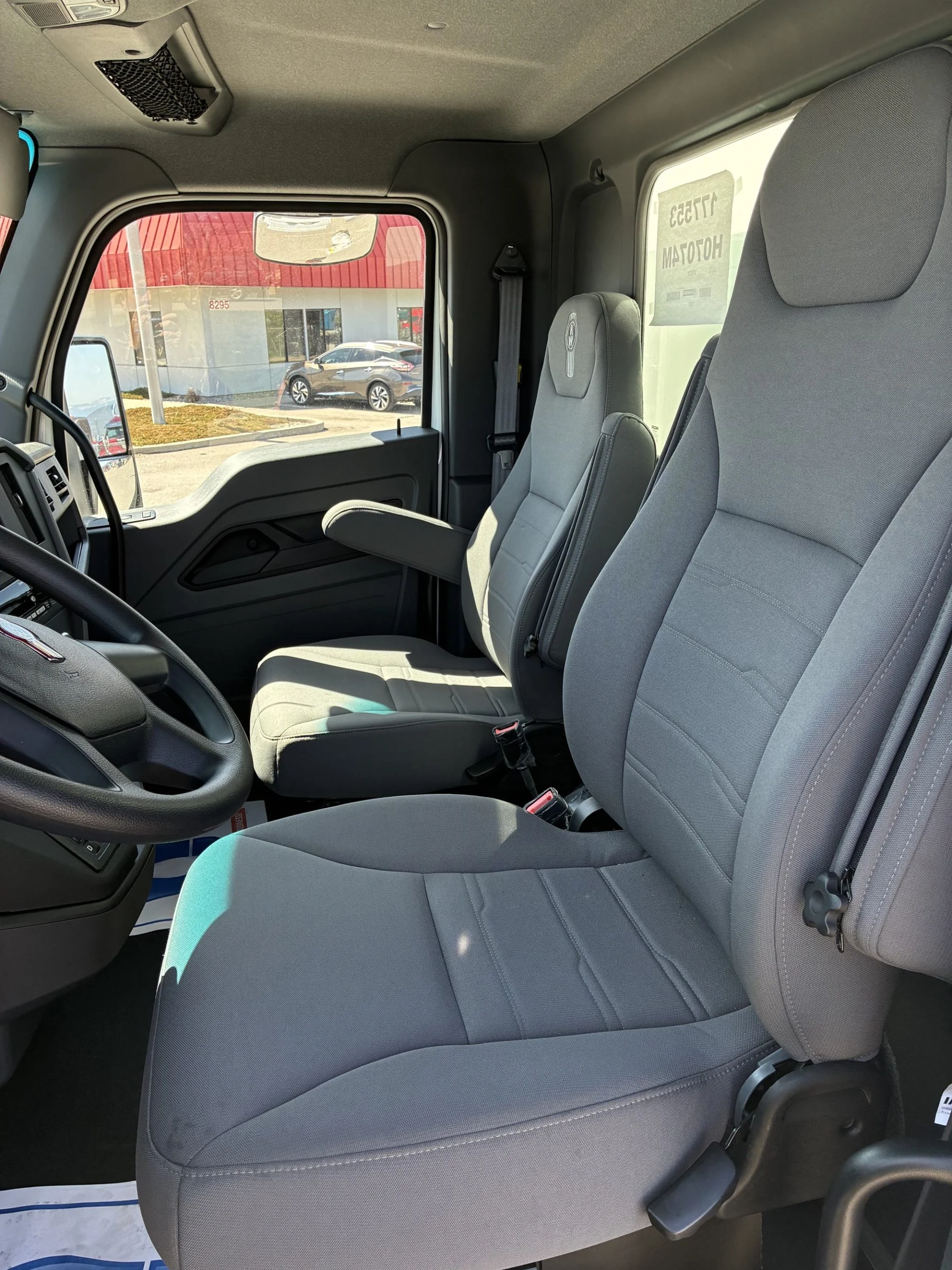 2025 Kenworth T280 - image 4