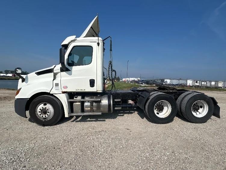 2018 Freightliner Cascadia - image 4