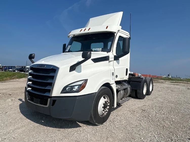 2018 Freightliner Cascadia - image 3