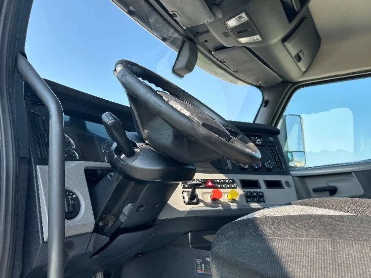 2018 Freightliner Cascadia - image 10