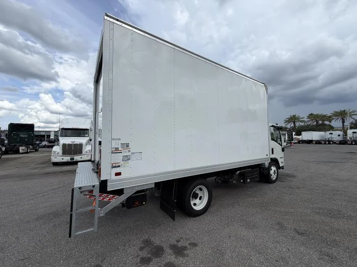2027 Isuzu NRR — photo 9