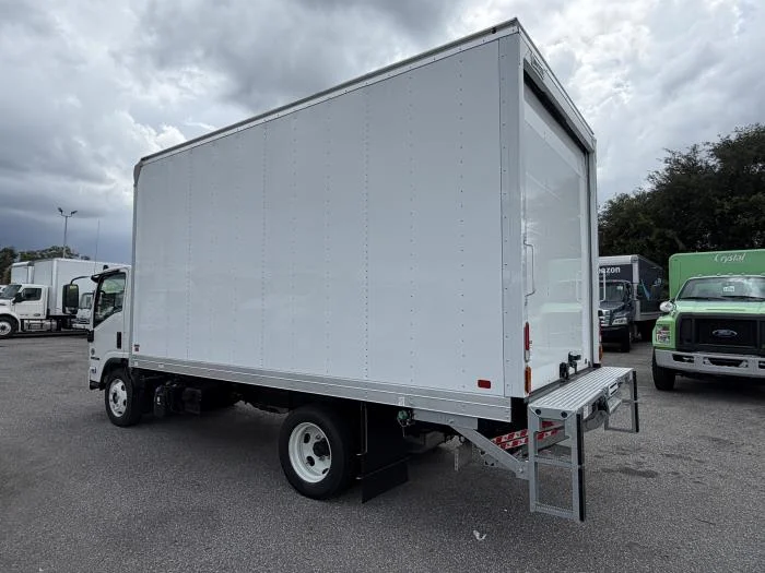 2027 Isuzu NRR — photo 4