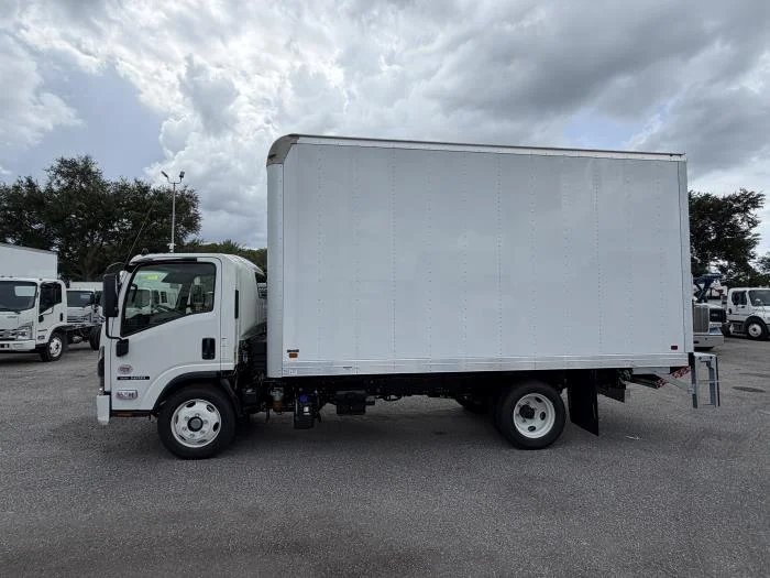 2027 Isuzu NRR — photo 3