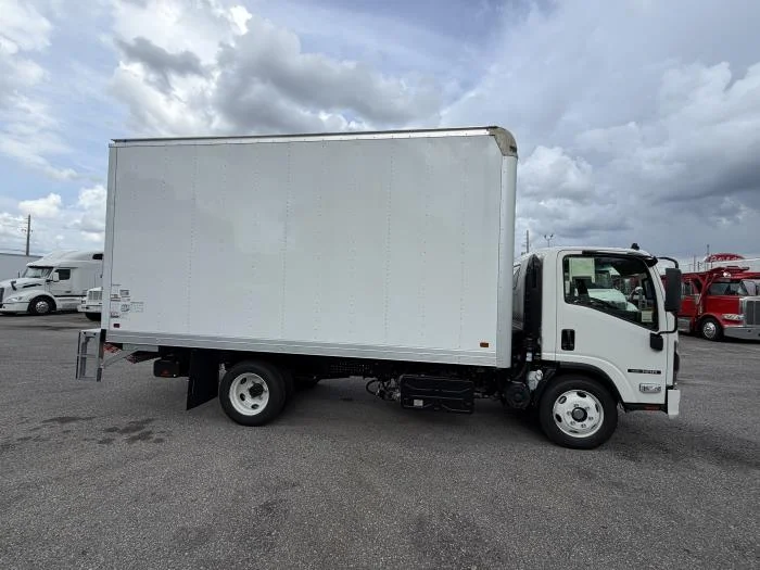 2027 Isuzu NRR — photo 10