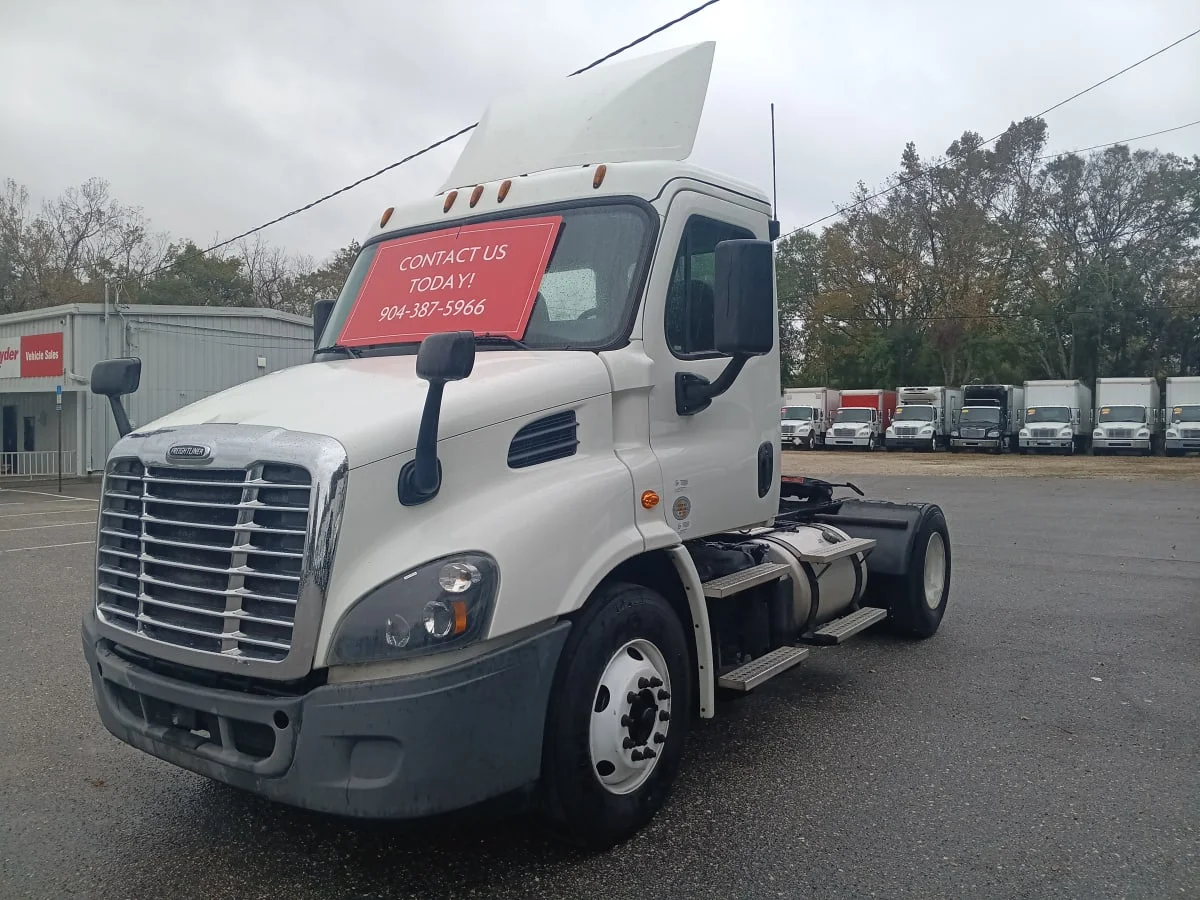 2018 Freightliner Cascadia - image 2