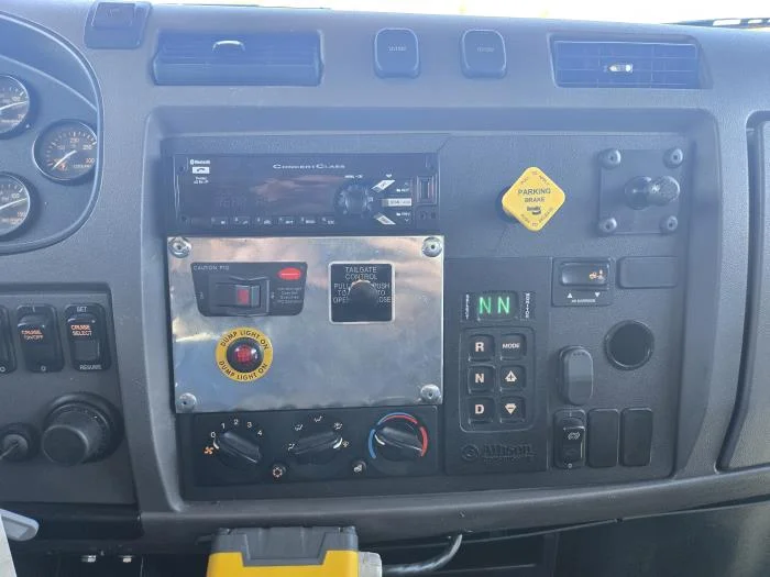 2020 Peterbilt 337 - image 8