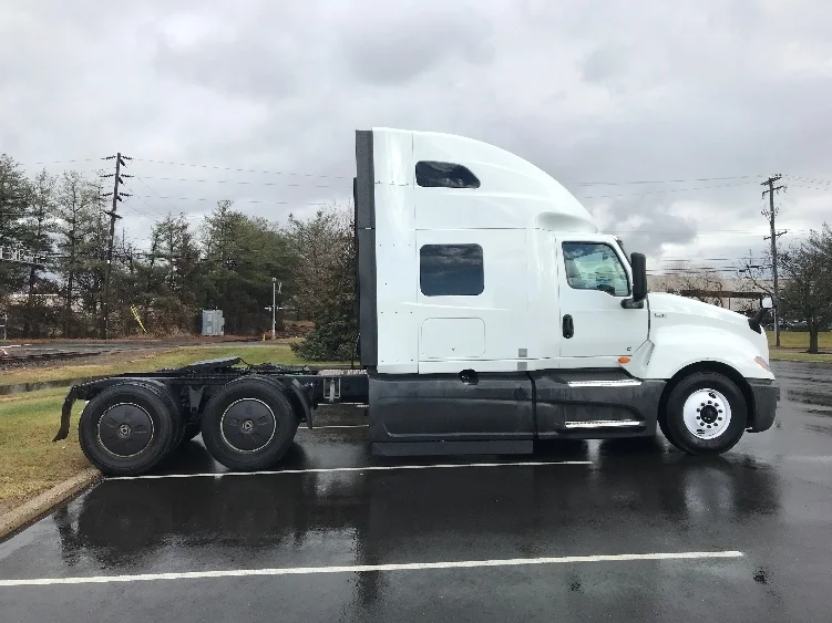 2023 International LT - image 8